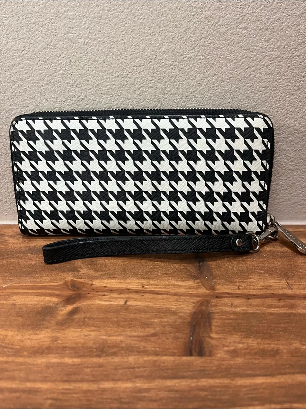 Michael Kors Black & White Houndstooth Zip-Around Wristlet